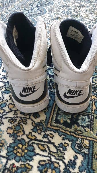 original Nike like new اصليه وارد الامارات مقاس ٤٥ 2