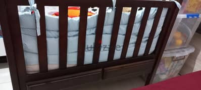 سرير اطفال خشب زان بجانب منزلق بالمرتبة و اللحاف الجانبي 0