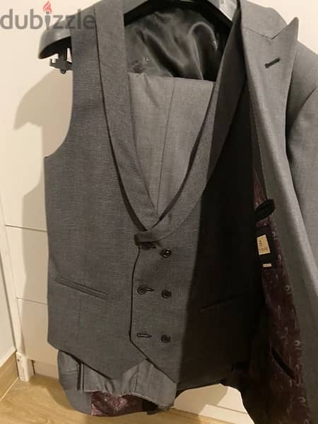 tie house grey suit with vest 4