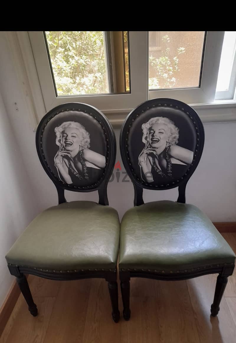 2 leather rare Marilyn Monroe chairs ٢ كرسي جلد مميز 1