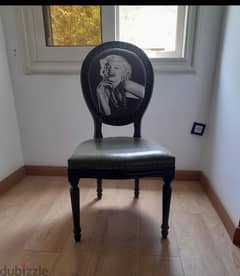 2 leather rare Marilyn Monroe chairs ٢ كرسي جلد مميز 0