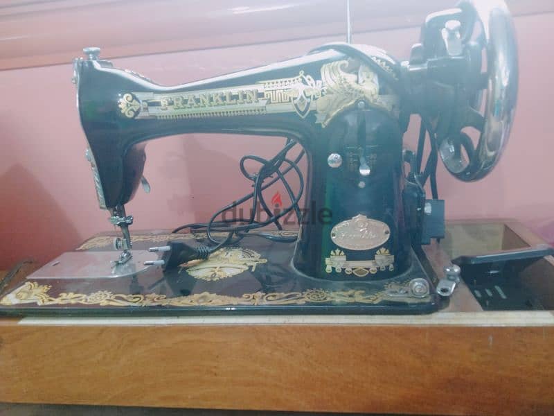 ماكينة خياطة بحالة ممتازة هندي 0