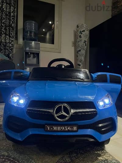 Electric kids car used for 1 month only عربية اطفال ٤ موتور بالريموت