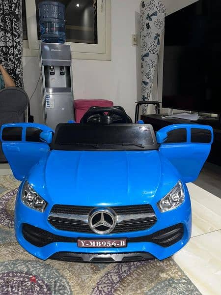 Electric kids car used for 1 month only عربية اطفال ٤ موتور بالريموت 4