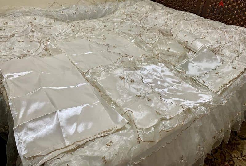 مفرش سرير عروسه  كبير ٧ قطع 3
