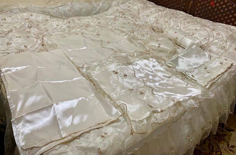 مفرش سرير عروسه  كبير ٧ قطع 8