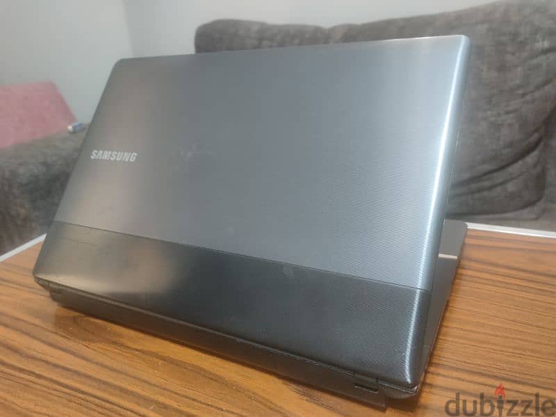 Samsung 3 NP300E4A core i-5-2430M (14")  6 GB NVIDIA GeForce GT 520MX 2