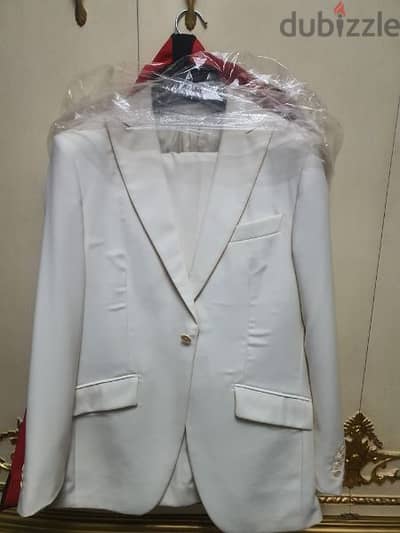 بدلة من Guy laroche حالة جديدة خامة و لون اوفويت slim تلبيس  ٧٠ كيلو