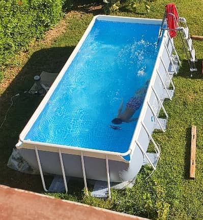 Above ground swimming pool