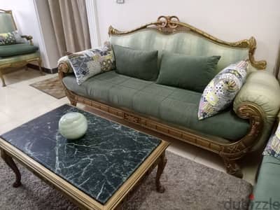 صالون للبيع
