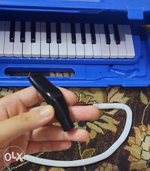 swan melodica 37 key with its plastic case almost new 0