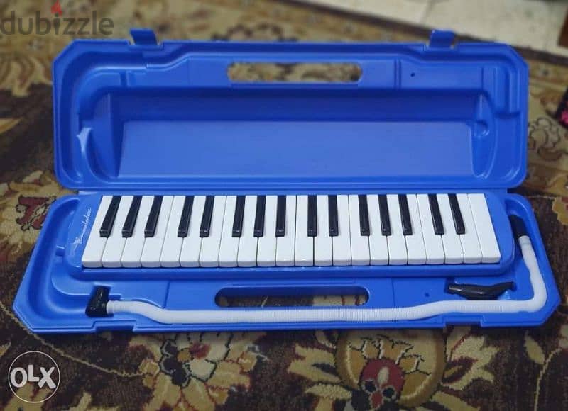 swan melodica 37 key with its plastic case almost new 3