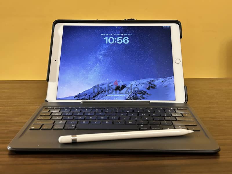 iPad Pro 10.5" 2017 +Logitech detached keyboard +Apple Pencil 1st gen 0