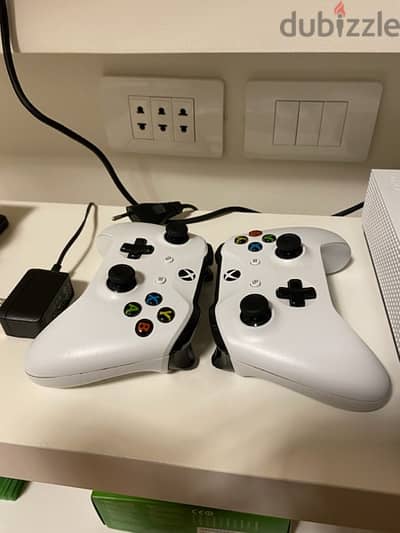 xbox one s 1TB + 3games +2 controllers & charger &logitech G920