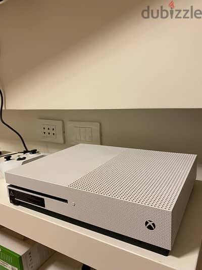 xbox one s 1TB + 3games +2 controllers & charger