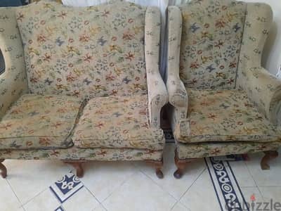 انتريه خشب زان عباره عن كنابتين واحده صغيره و واحده كبيره و كرسين