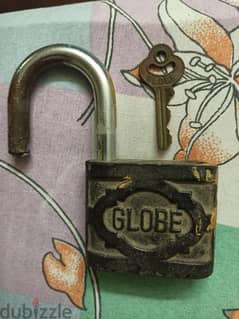 قفل قديم جدا و ثقيل جدا للبيع