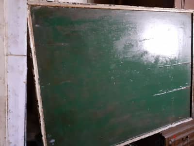 سبورة  خضراء مقاس ٧٢ × ٩٧