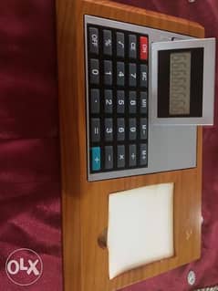 آلة حاسبة مع وراقة علي قاعدة خشبية 0
