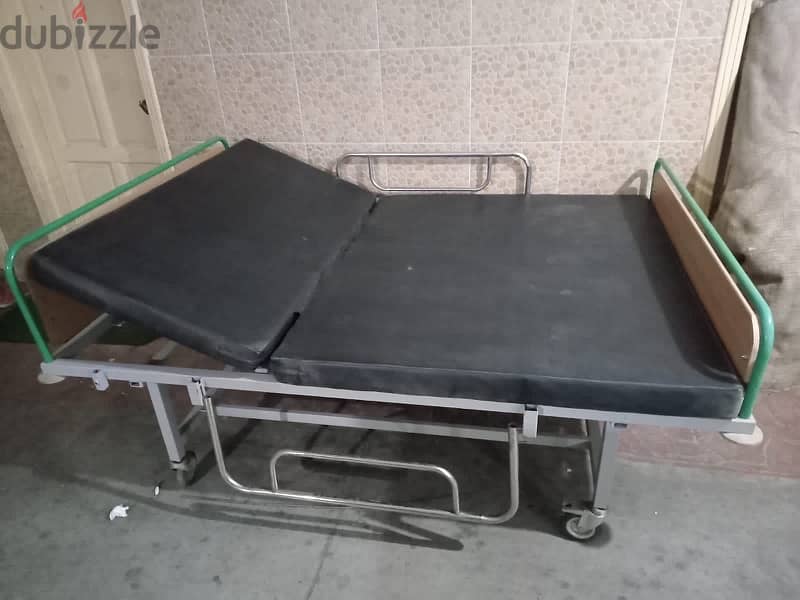 سرير طبي  مقاس ٢متر  x ١. ٤ متر  مانول  للبيع بالمرتبة لم سيتعمل 1