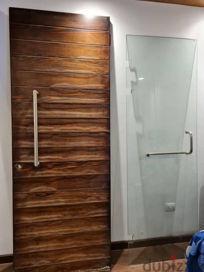 باب خشب عرض 80 سم بالحلق والاكسسوارات وباب شاور زجاج بالاكسسوارات