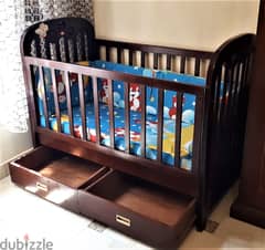 سرير أطفال خشب زان  ،مزود بمرتبة ومساند أسفنج ، يتميز بوحدتين أدراج
