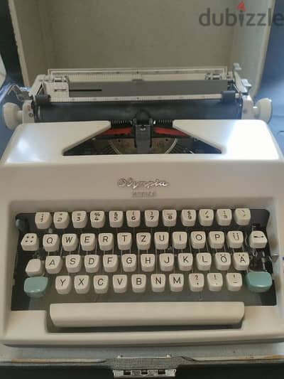 olympia monica typewriter 1966 آلة كاتبة