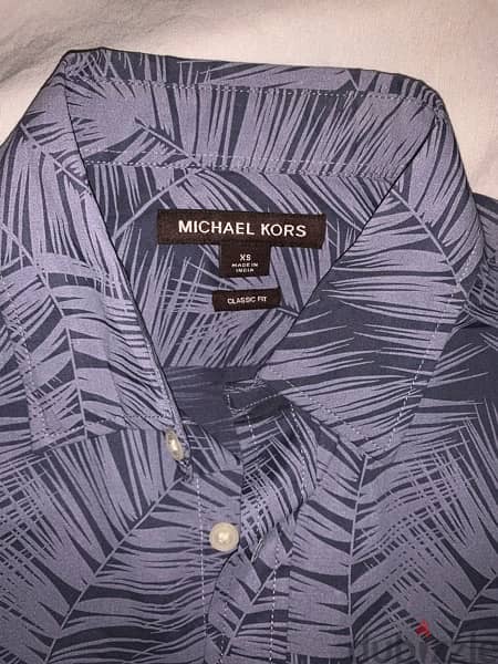 Michael kors short sleeve shirt fits size small in excellent condition 3