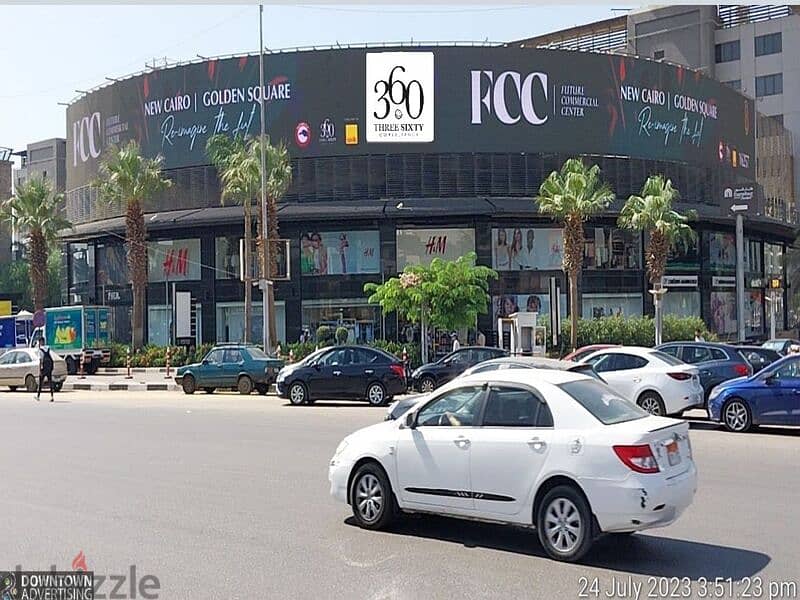 معرض سيارات علي واجهه مميزه في التجمع الخامس بجانب مول اجورا ع 6 سنوات 1