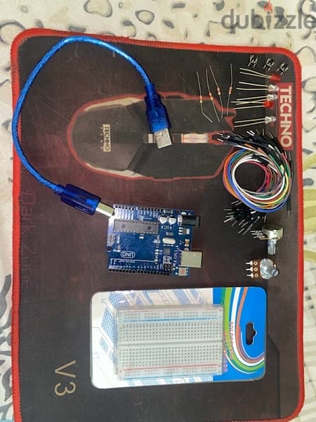 Arduino uno + breadboard + 3 buttons + wires + resistors + Leds 4