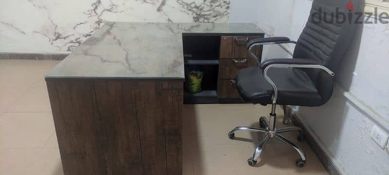 مكتبMDF أسباني بالزجاج وكرسي المكتب وترابيزة صغيرة 3