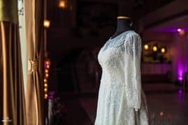 فستان زفاف ابيض بالاكستنشن و الطرحه بتتريز كامل للفستان و الطرحة