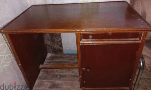 مكتب خشبى  قوى و متين طوله 110 و عرضه 60