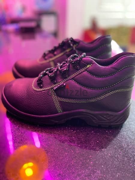 Safety Shoes Solid Type 43 - جزمه سيفتي مقاس ٤٣ 1