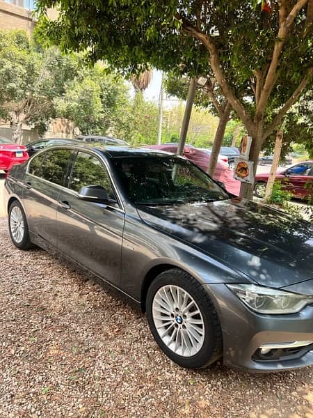 BMW 320i Luxury (اول مالك) 5