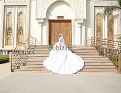 فستان زفاف ملكي مستورد مشغول يدوي مع ديل ٣ متر للبيع
