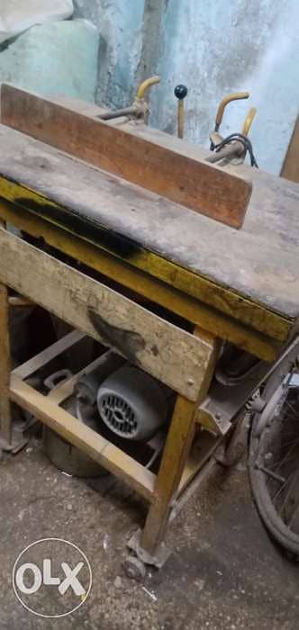 منشار صينيه بحالة ممتازه + بمنقار حفر حديد بالكامل