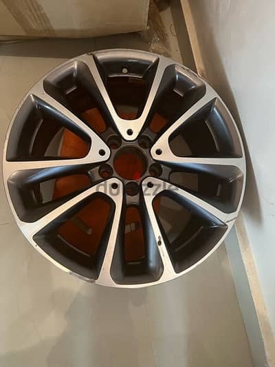 ١٨ الف جنيه Aluminum wheel for E Class Exclusive with tyre