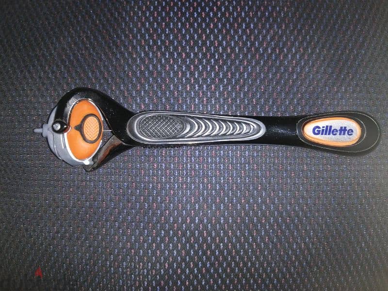 ماكينه حلاقه Gillette sensor  معها ماكينه اخري 3