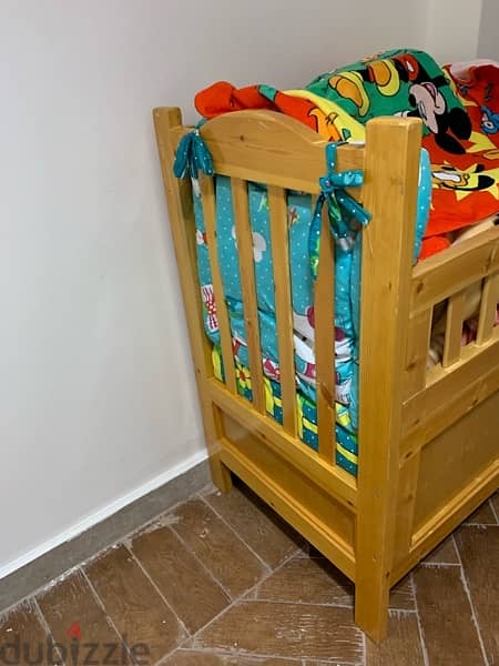 سرير اطفال خشب طبيعي حالة ممتاز يعتبر جديد بالفرش 1
