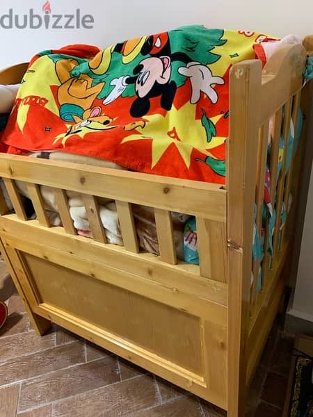 سرير اطفال خشب طبيعي حالة ممتاز يعتبر جديد بالفرش 2