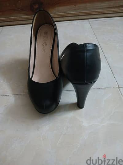 Black leather heels/ حذاء جلد أسود بكعب