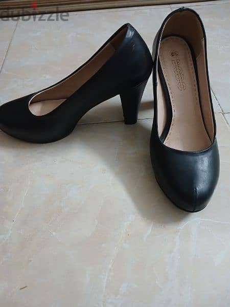 Black leather heels/ حذاء جلد أسود بكعب 1