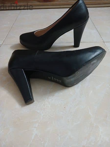 Black leather heels/ حذاء جلد أسود بكعب 2