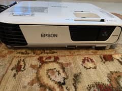 projector Epson H720B used only 34 hours Data showكالجديد بدون اي عيوب