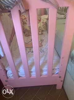 سرير اطفال كبير لقطة للبيع بالمرتبة 0