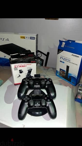 ps4 + 2 controllers + 3 games + 2 stands 2