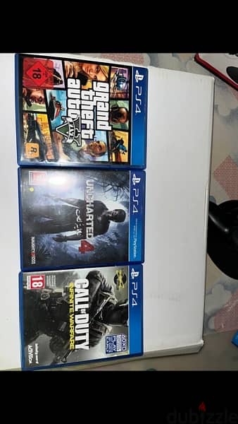 ps4 + 2 controllers + 3 games + 2 stands 7