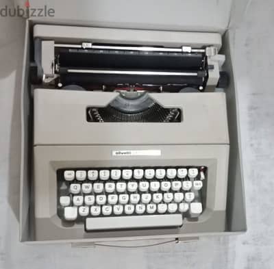 الة كاتبة Olivetti lettera 25