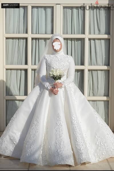 Wedding dress with veil, like new, worn once during tying the knot